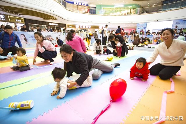 二胎扎堆萌宝爬行大赛吸引千人,爸妈使出吃奶劲给孩子加油!